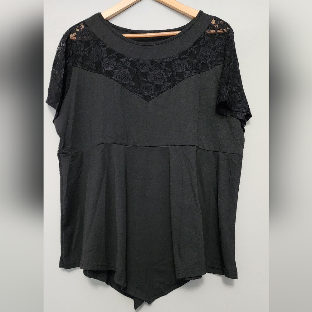 NWOT Top with lace design size 2XL